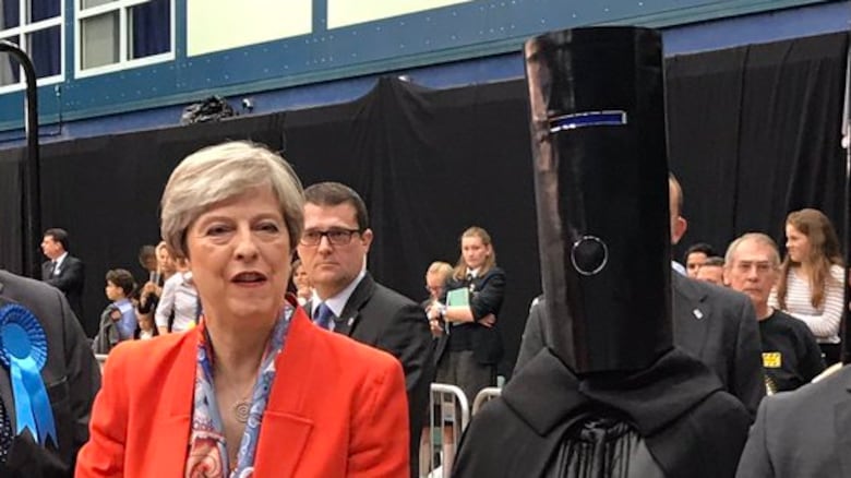 Photograph of Lord Buckethead at the 2017 General Election Maidenhead constituency count